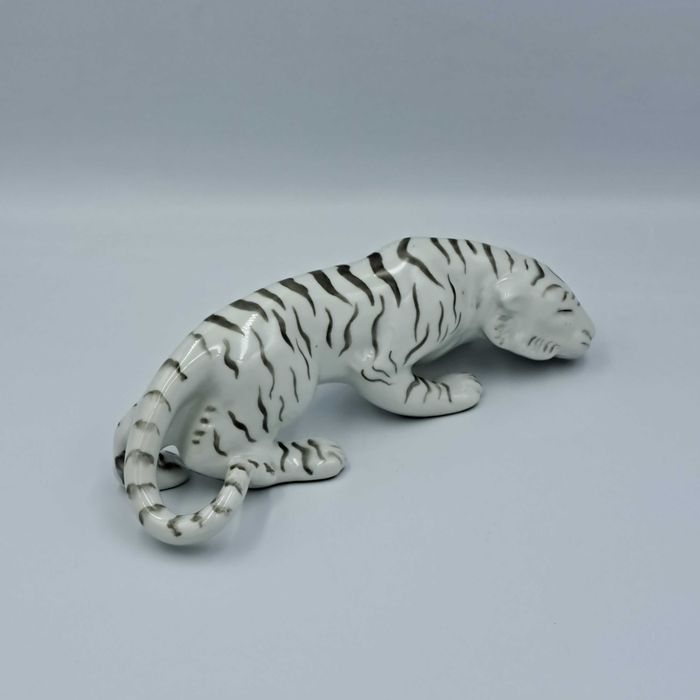 Figurka porcelanowa tygrysa, Ćmielów, lata 60. XX w.
