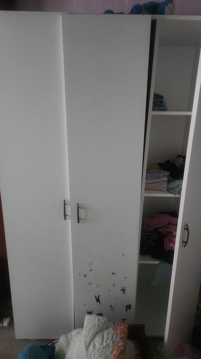 Roupeiro (com portas mal alinhadas)