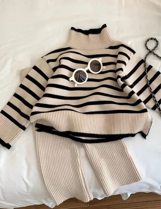 Костюм осінь вʼязка в полоску 2-3 роки на 100 зріст приблизно.