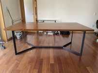 Mesa de jantar em madeira folheada