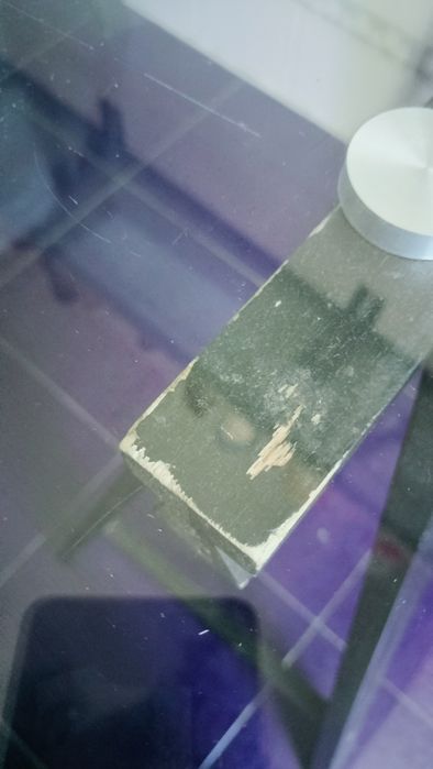 Mesa de vidro com cavalete