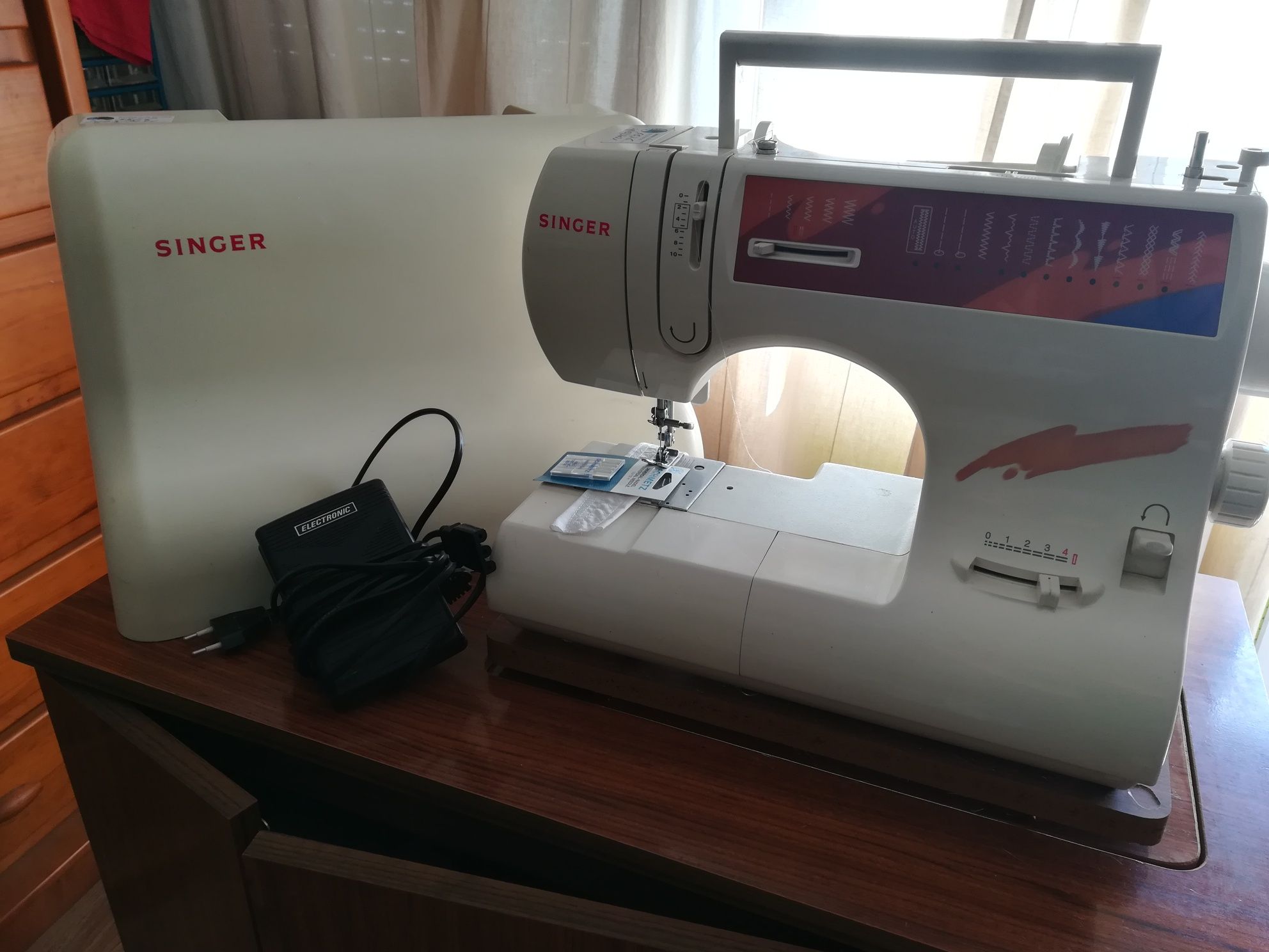 Máquina de costura elétrica singer com mesa