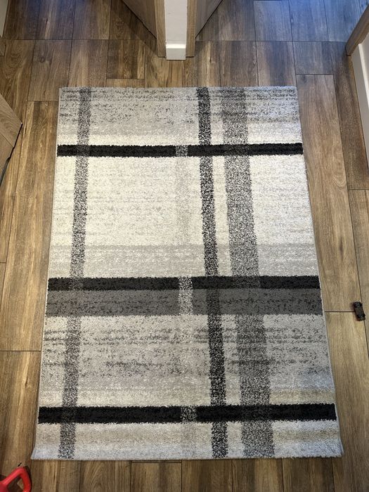 Dywan o wymiarach 168 x 120 cm , siatka atyposlizgowa