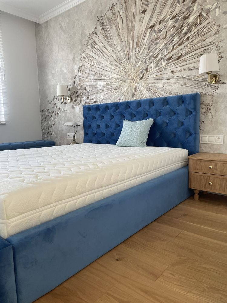 Łóżko w kolorze niebieskim