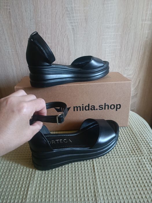 Нові шкіряні босоніжки 37р.