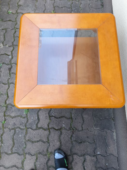 Stolik drewniany z szybą