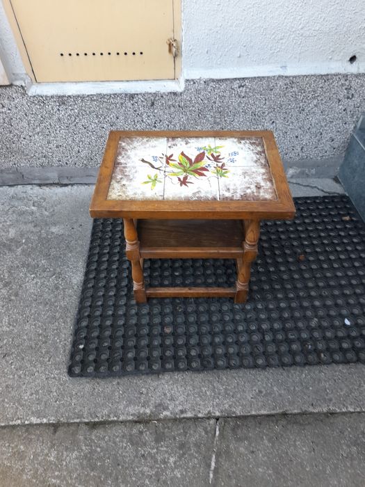 Stary dębowy stolik z terakotą