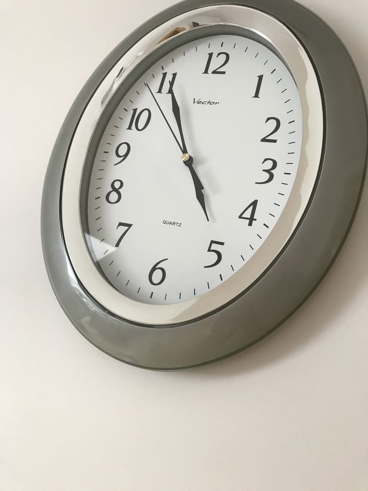 Srebrny, szary owalny zegar ścienny Vector Quartz, real vintage