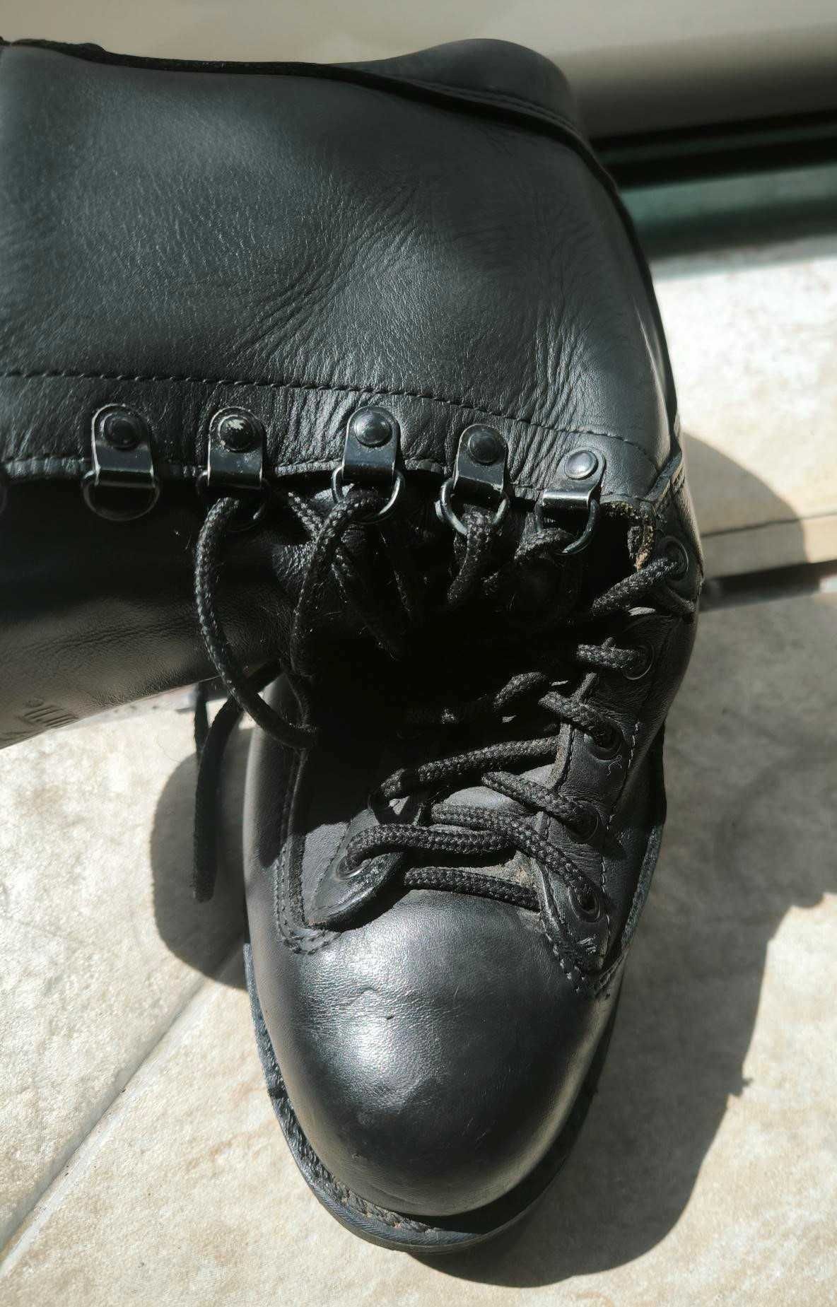 Botas em Pele nº 40 , forradas no interior, Gore Tex e sola Vibran.