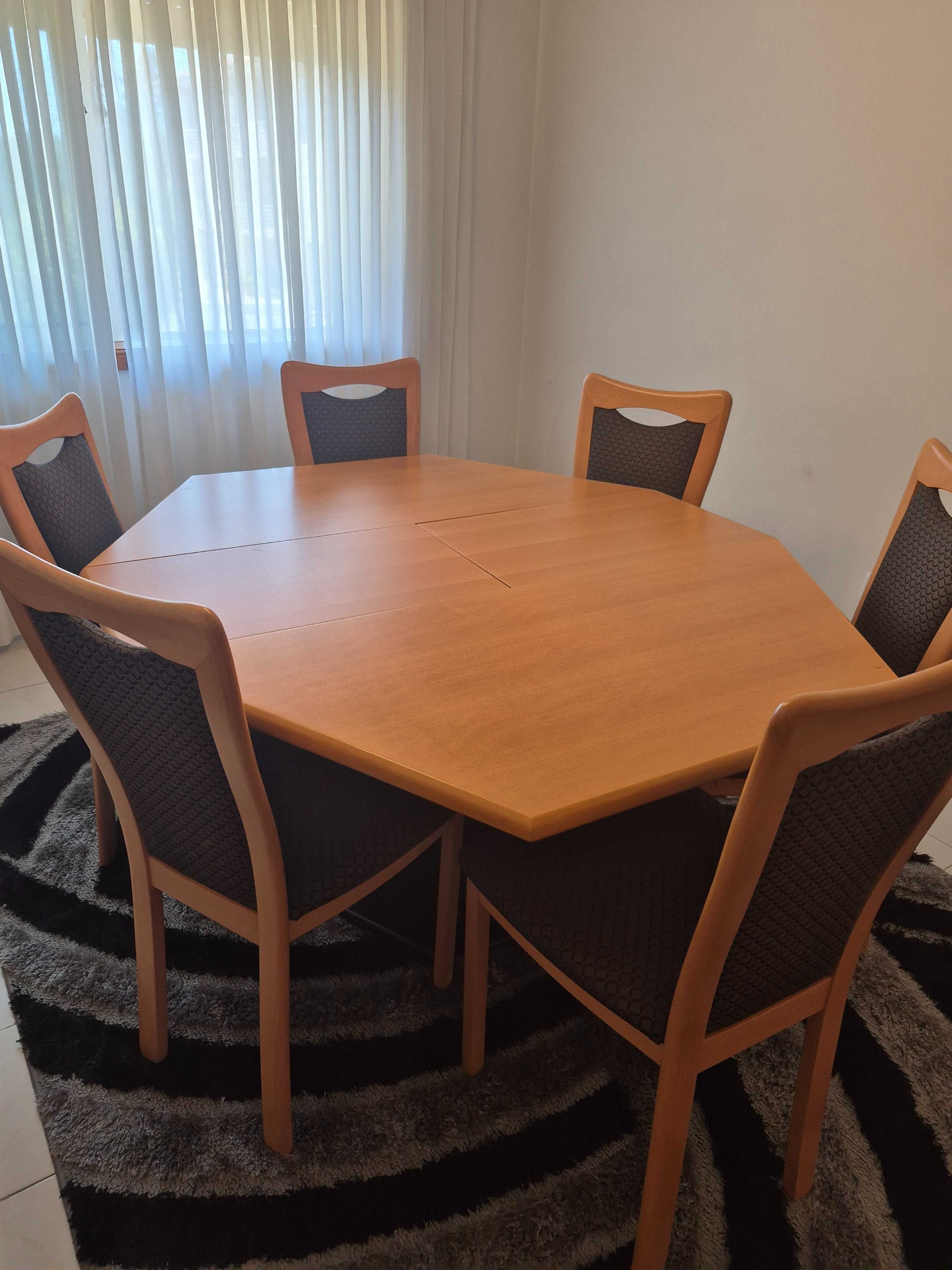 Mesa de sala de jantar extensível com 6 cadeiras - 250€.