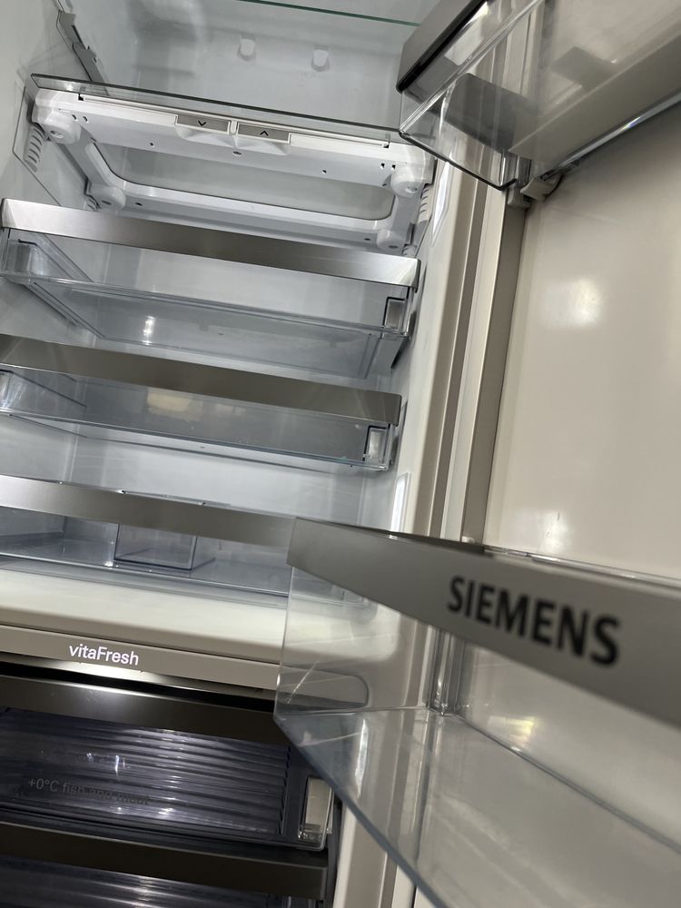 Холодильники вбудовані Siemens з LED освітленням