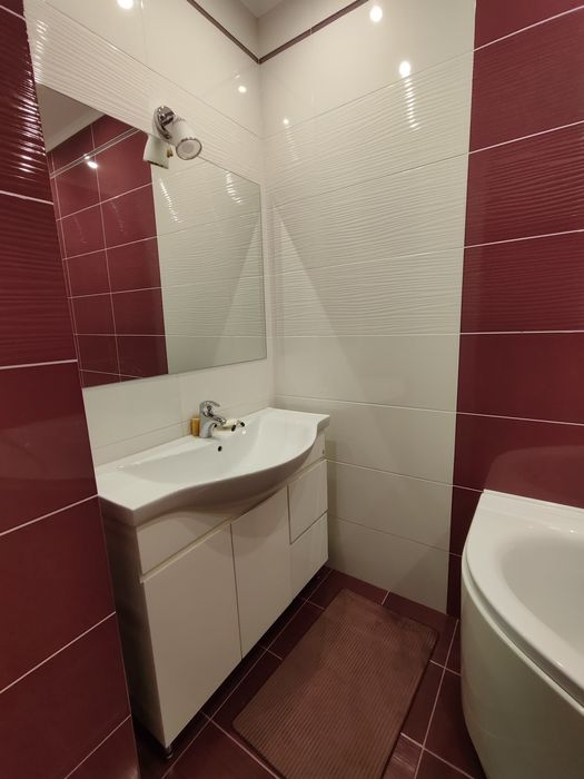 Оренда квартири в центрі в новому будинку з паркомісцем.