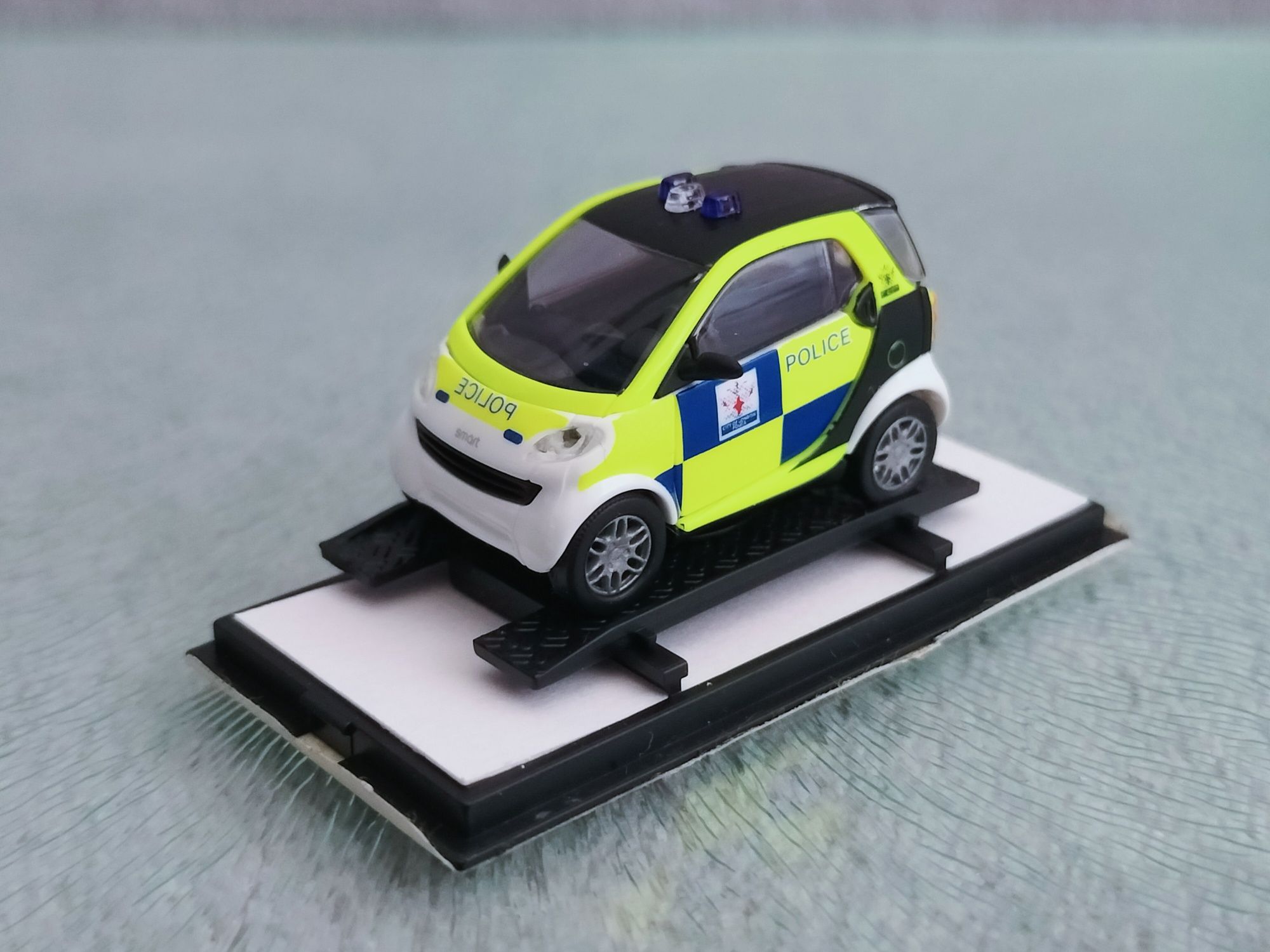 Busch Smart City Coupe Polizei England Model 48933 Skala: 1:87