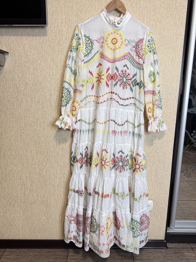 Ніжна довга сукня, плаття з вишивкою zara