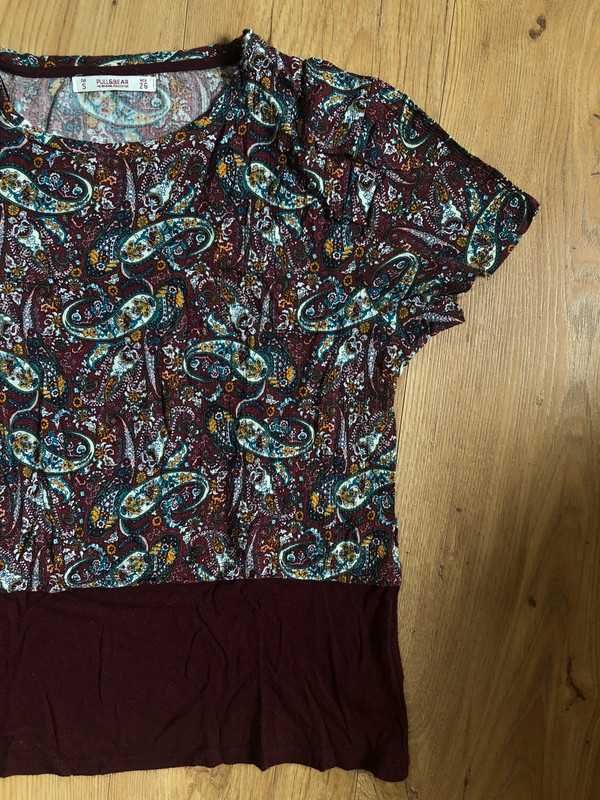 Bordowy T-shirt, Pull & Bear, S 36, wzór paisley, wiskoza