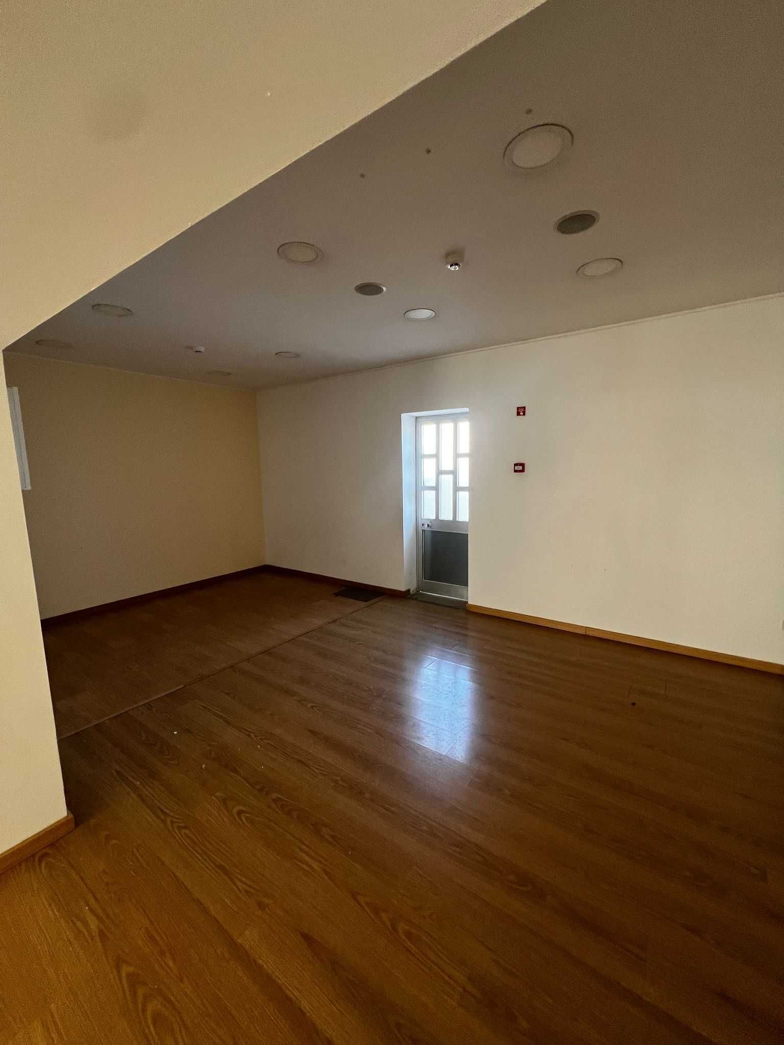 Loja com 255 m2 para alugar no centro de Aljustrel