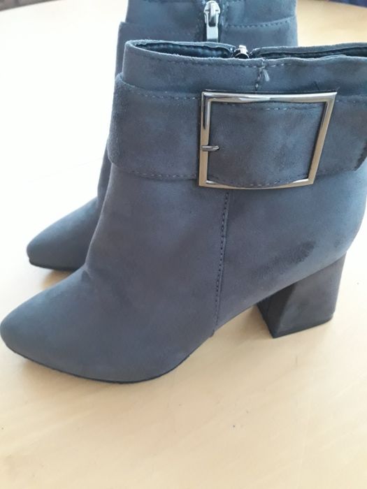 Botas novas cinza