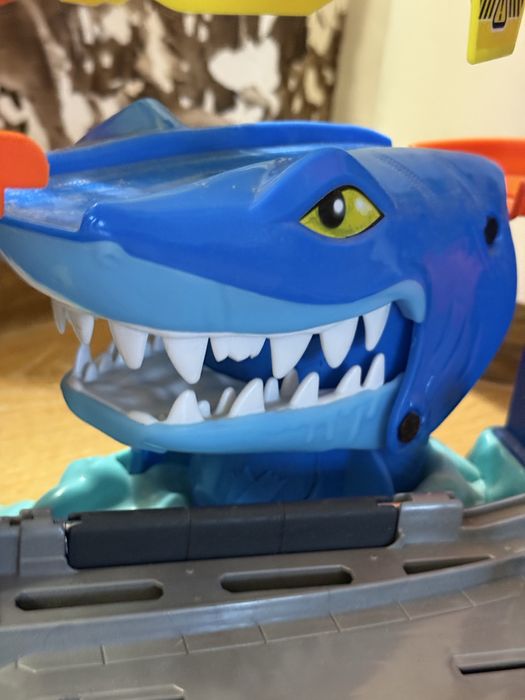Ігровий набір Hot Wheels Втеча від лютої акули HDP06