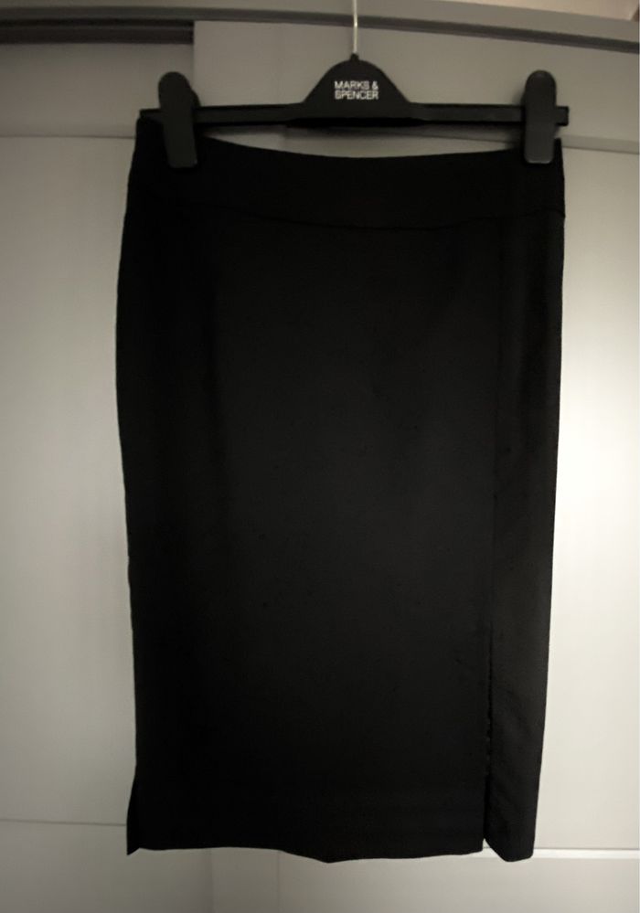 Elegancka ołówkowa czarna spódnica