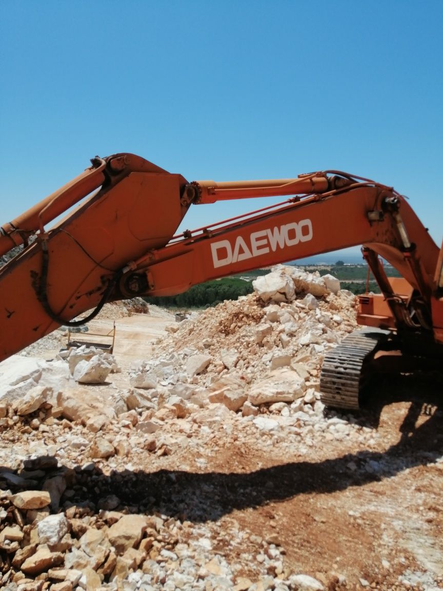 Escavadora Daewoo 330