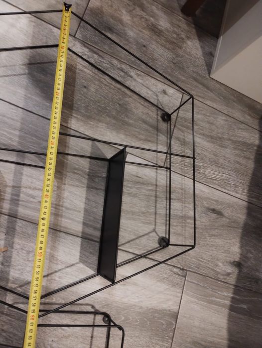 Dwa ekspozytory na zabawki lub inne