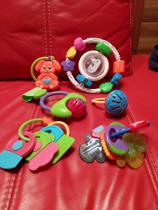 Grzechotki, gryzaki, kostki sensoryczne