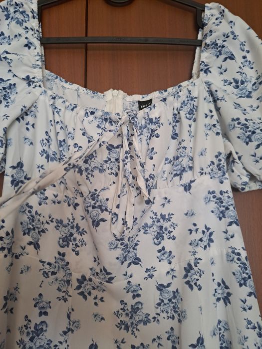 Vestido branco com flores azuis