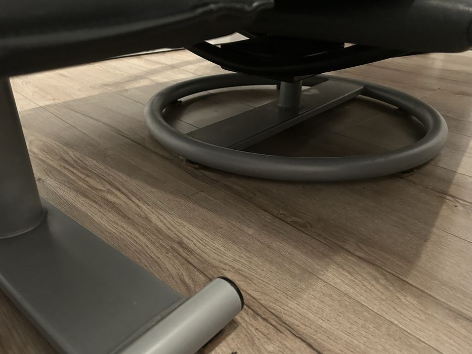 Skórzany fotel z podnóżkiem