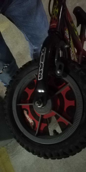 Bicicleta hot wheels com rodinhas