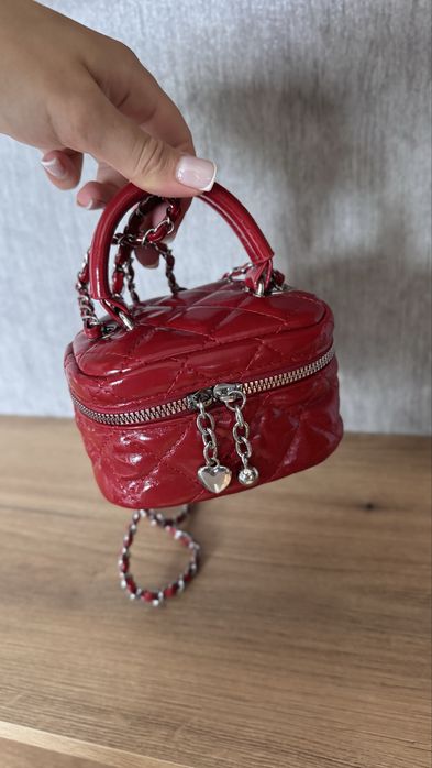 Червона маленька квадратна сумка