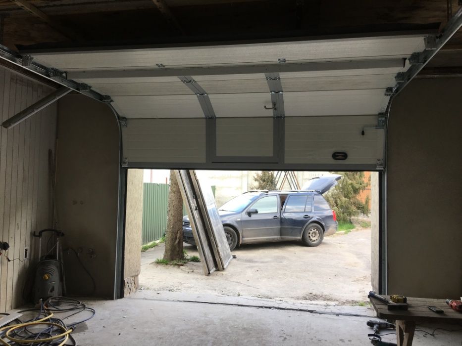 Секційні ворота в гараж з вбудованими дверима (каліткою, хвірткою)
