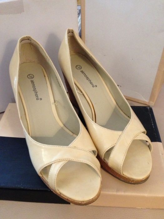 Czółenka "Atmosphere" z odkrytymi palcami na koturnie roz.40