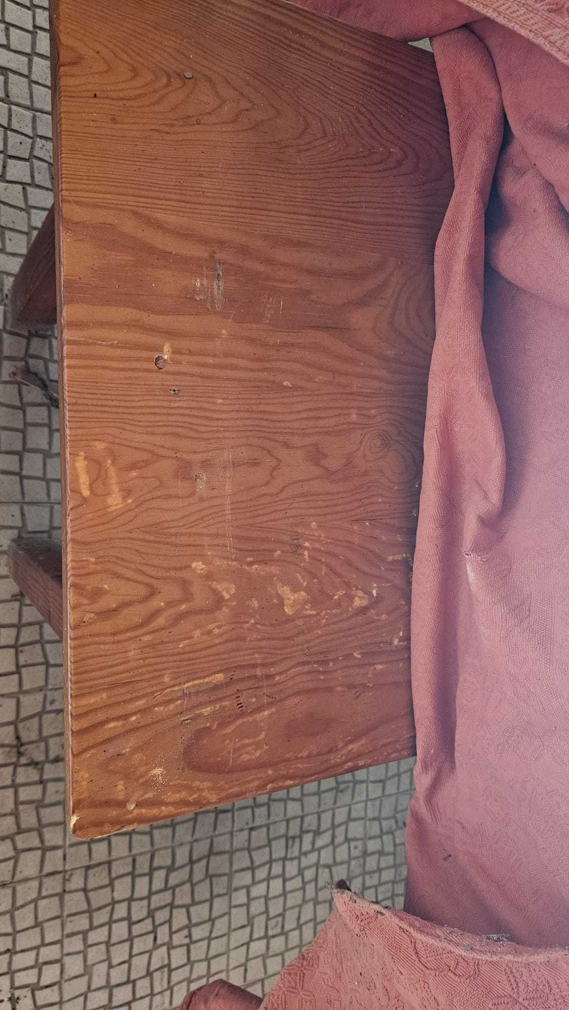 Mesas de café e bancos de correr.