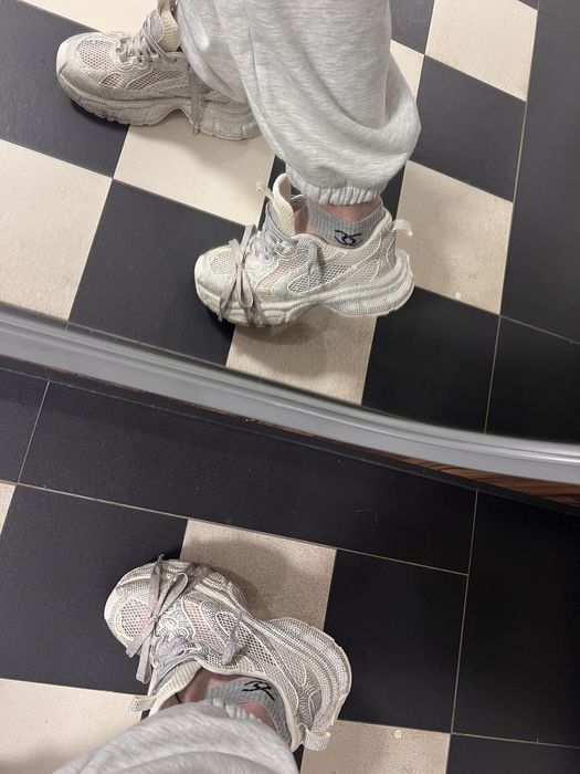 до покупки подарунок на вибір кросівки або сумка до образу