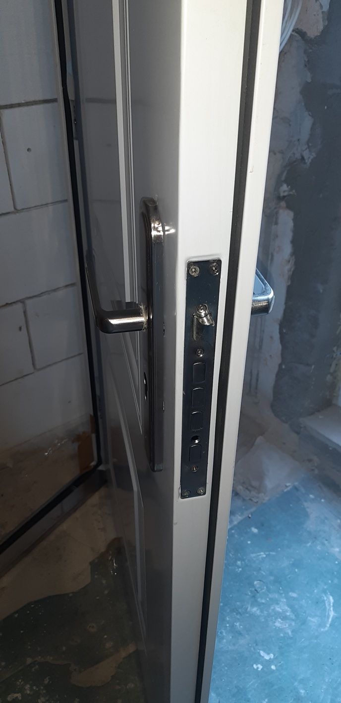 Sprzedam kompletne nowe drzwi wejściowe " prawe " metalowe.