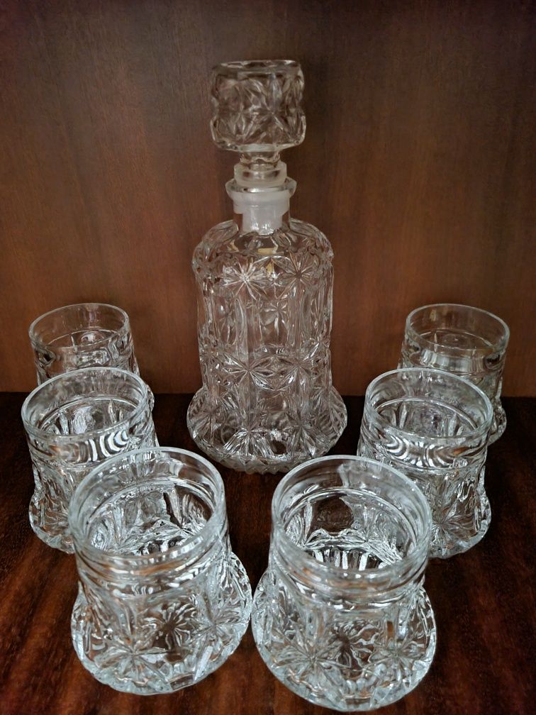 Хрустальный графин и стаканы под виски или коньяк