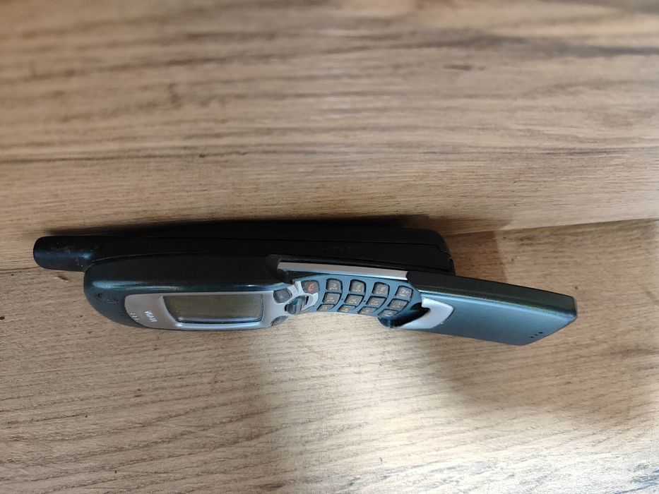 Telefon komórkowy retro GSM Nokia 7110 Matrix Banan Uruchamia się