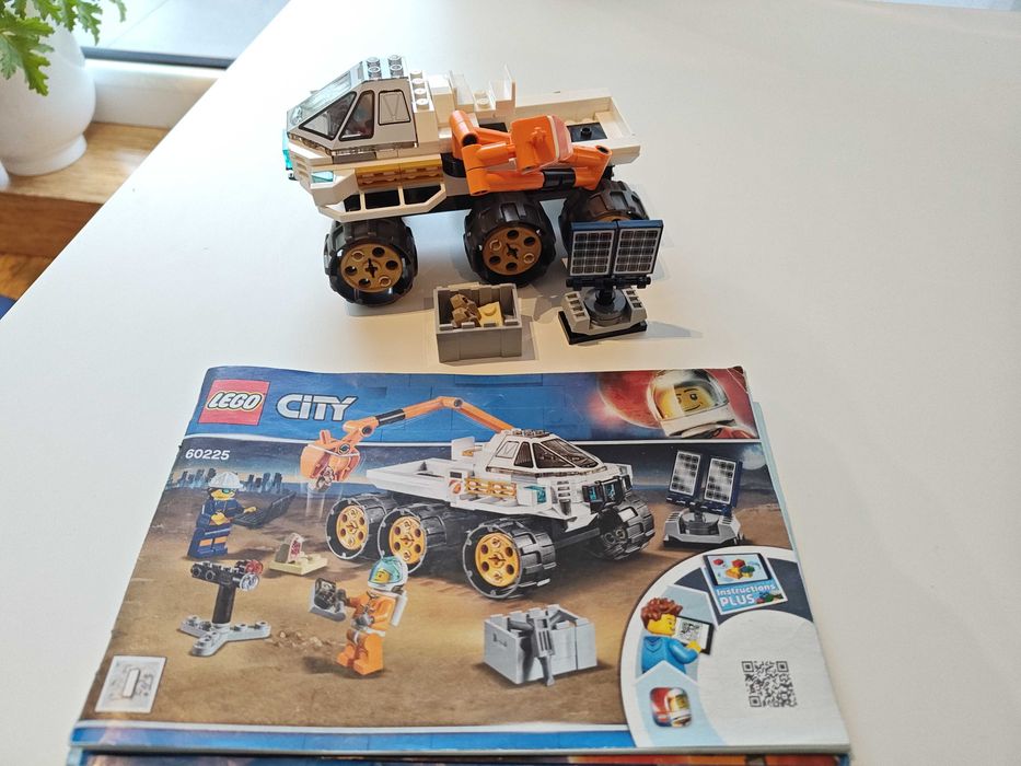 3 zestawy LEGO City – Samoloty i Kosmos