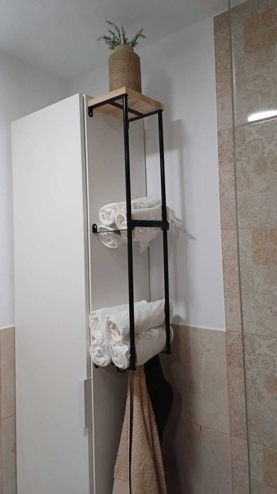 Półka łazienkowa na ręczniki wiszący nowoczesny z haczykami półką