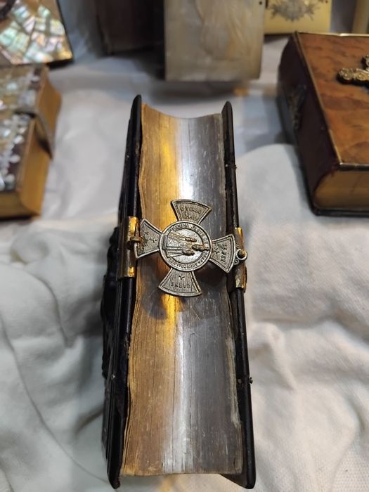 Livro de missa antigo, com o calvário  na capa