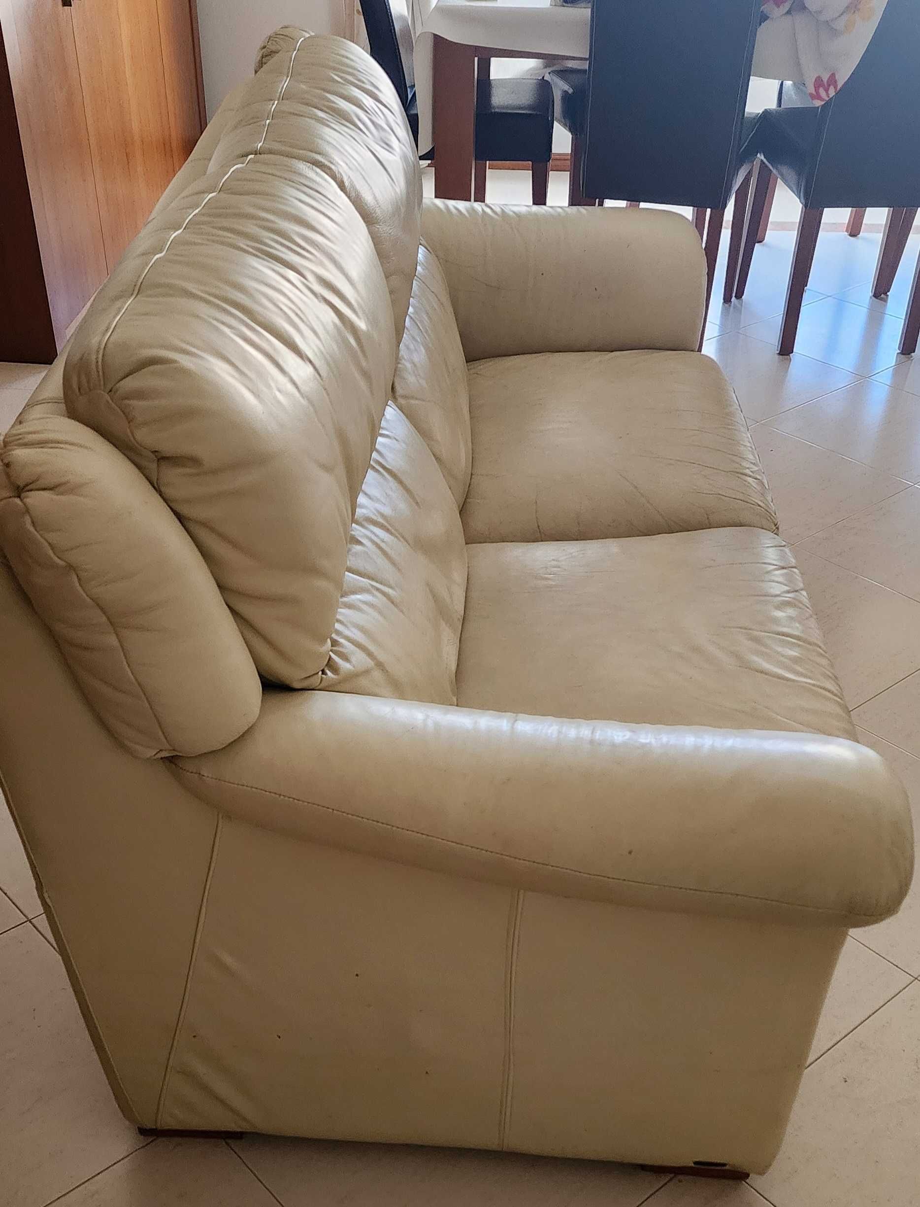Sofá em pele (cor creme)