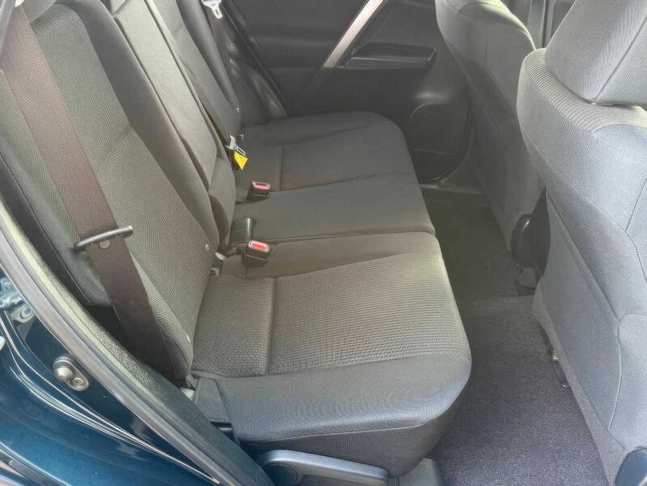 Toyota RAV4 LE      2017