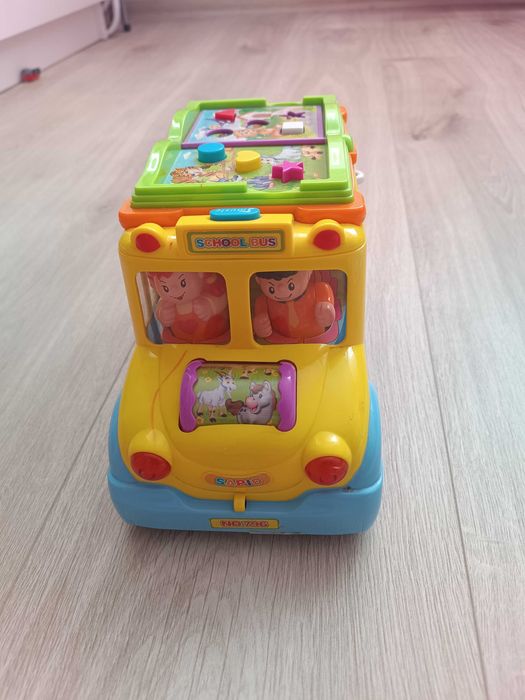 Grający i jeżdżący autobus