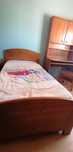 Quarto com cama de solteiro em madeira maciça