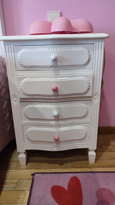 Mobília antiga de quarto lacada em branco