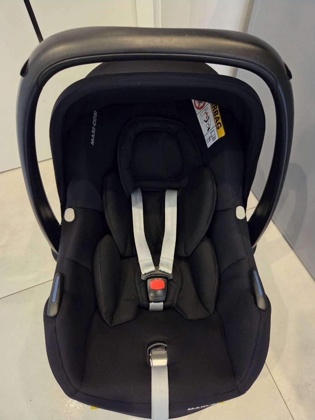 Łupina Maxi Cosi Cabrio Fix i-Size w zestawie baza Universal ISOFIX
