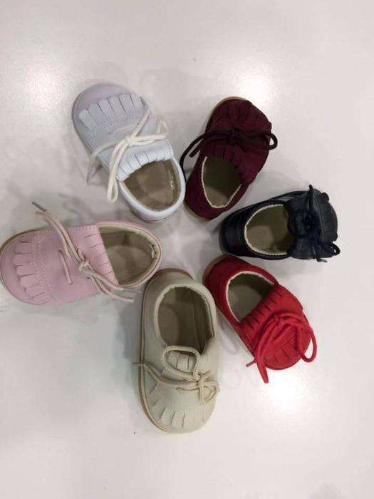 Sapatos de bebe com sola