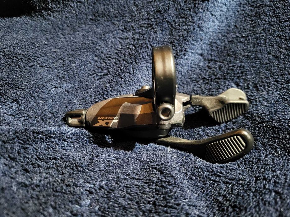 Manetka Shimano Deore XT, SL-M8100, 12s, na obejmę.