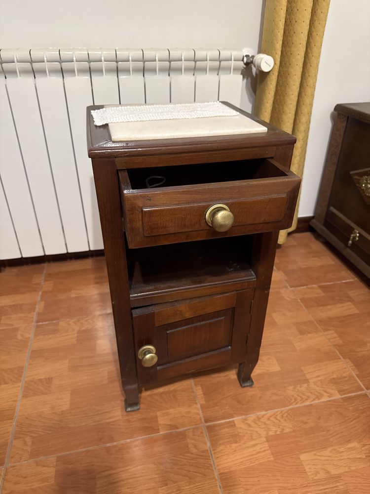 Conjunto comoda e mesinha de cabeceira