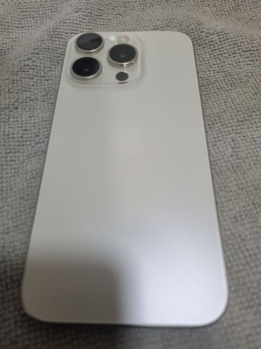 Iphone 15 pro titânio branco